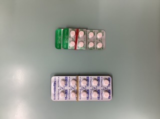 茶色と赤の輪ゴム